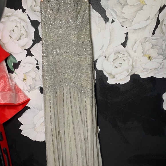 Aidan Mattox US sz 4 formal gown prom, banquet silver sequins flowy and elegant - Picture 6 of 16
